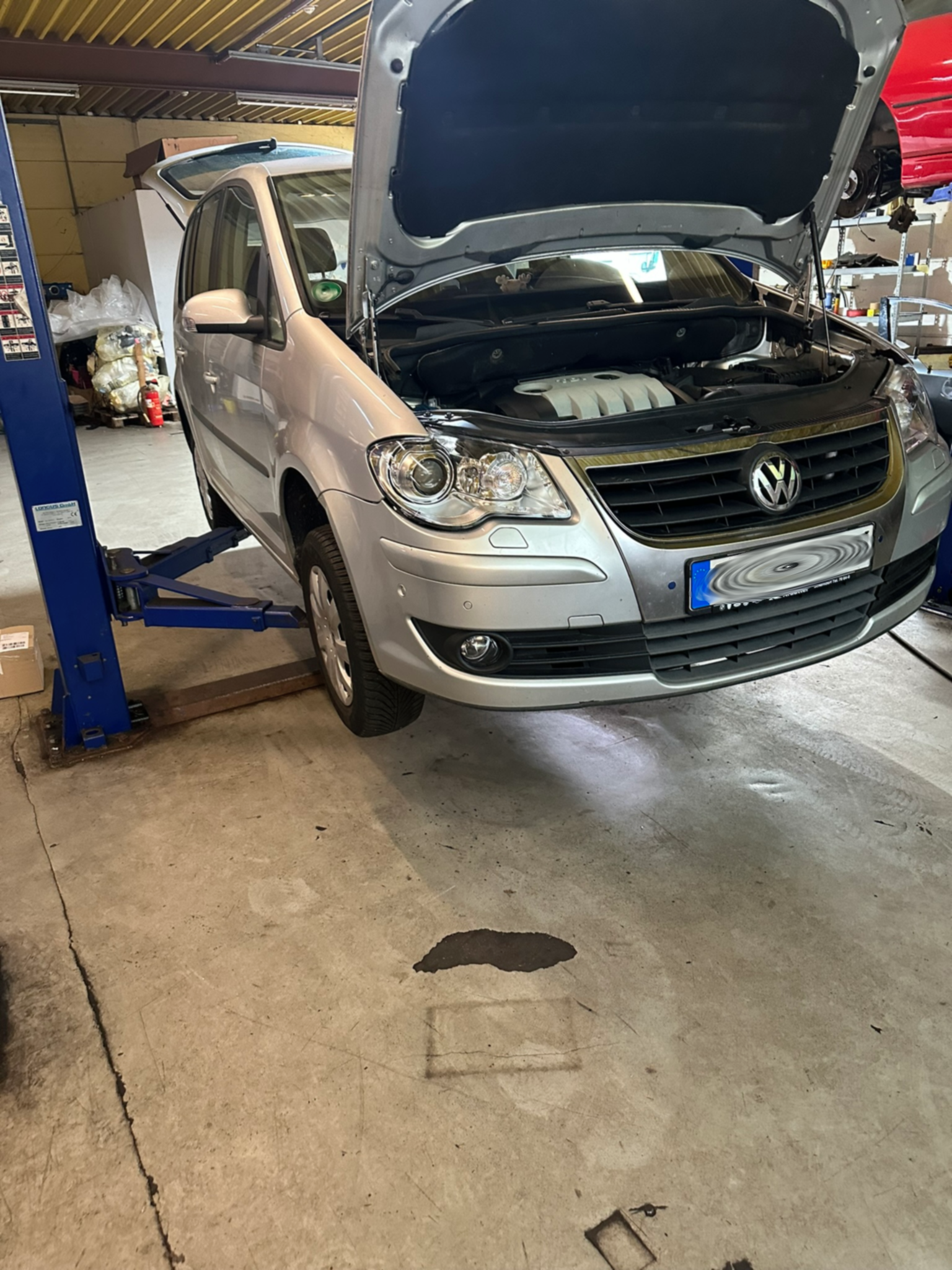 VW Touran in Werkstatt